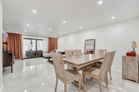 Condo in Pompano Beach, Florida, 2 bedrooms № 2245179 - photo 3