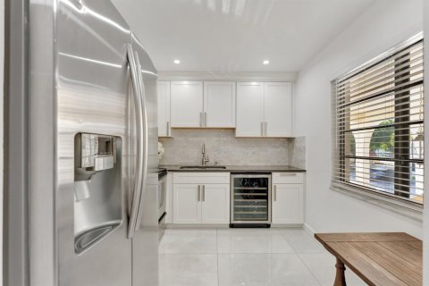 Condo in Pompano Beach, Florida, 2 bedrooms № 2245179 - photo 5