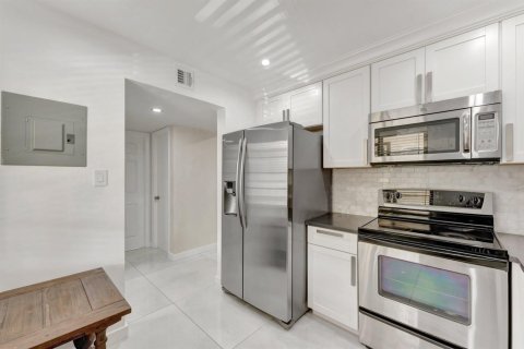 Condo in Pompano Beach, Florida, 2 bedrooms № 2245179 - photo 7