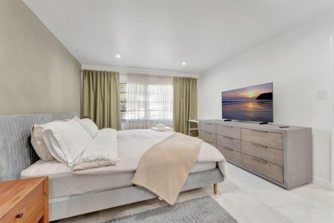 Condo in Pompano Beach, Florida, 2 bedrooms № 2245179 - photo 10