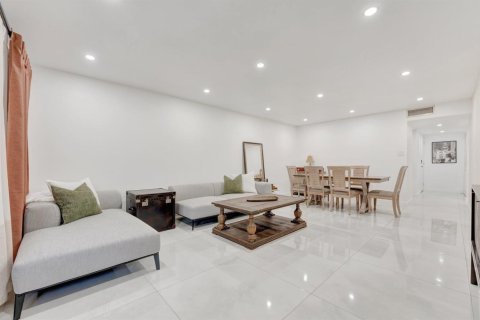 Condo in Pompano Beach, Florida, 2 bedrooms № 2245179 - photo 4