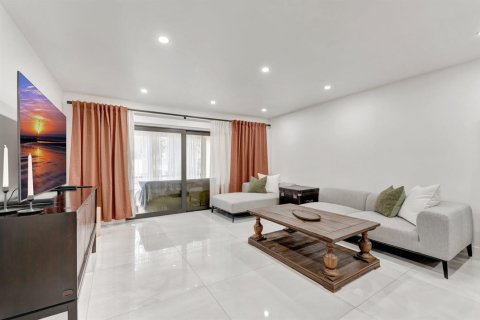 Condo in Pompano Beach, Florida, 2 bedrooms № 2245179 - photo 2