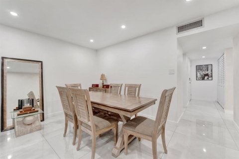 Condo in Pompano Beach, Florida, 2 bedrooms № 2245179 - photo 9