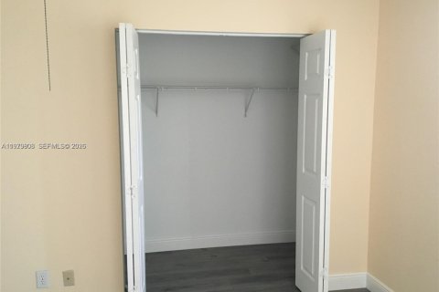 House in Lauderhill, Florida 3 bedrooms, 152.36 sq.m. № 2046452 - photo 4