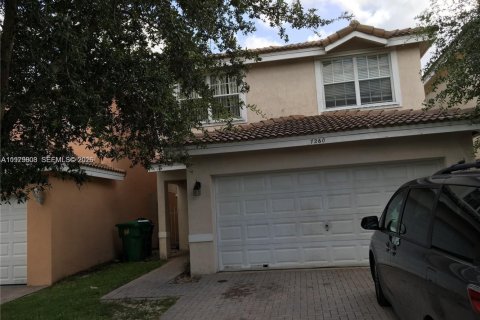 House in Lauderhill, Florida 3 bedrooms, 152.36 sq.m. № 2046452 - photo 11