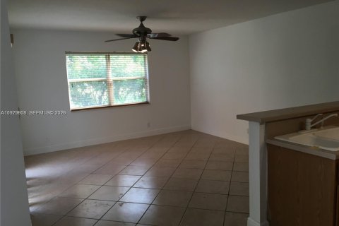 House in Lauderhill, Florida 3 bedrooms, 152.36 sq.m. № 2046452 - photo 16