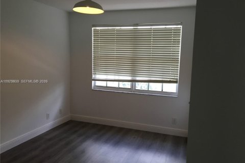 House in Lauderhill, Florida 3 bedrooms, 152.36 sq.m. № 2046452 - photo 2