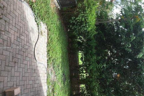 House in Lauderhill, Florida 3 bedrooms, 152.36 sq.m. № 2046452 - photo 13