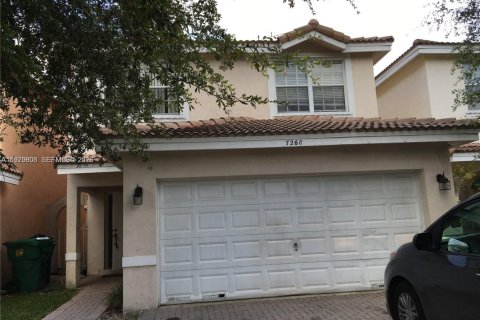 House in Lauderhill, Florida 3 bedrooms, 152.36 sq.m. № 2046452