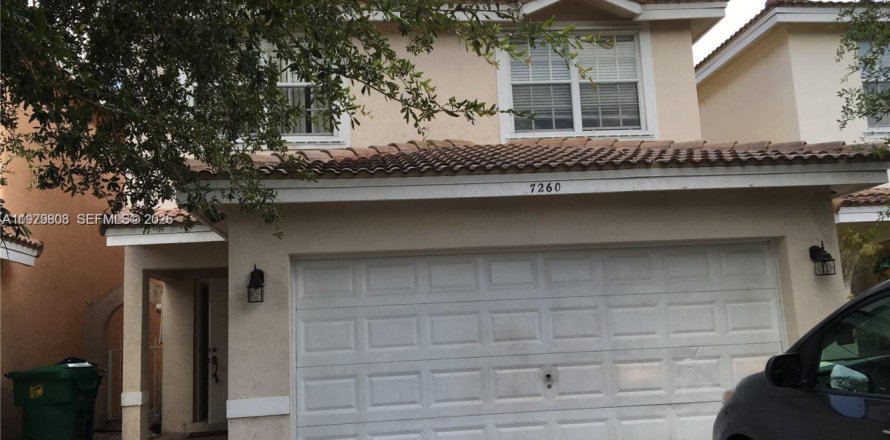 House in Lauderhill, Florida 3 bedrooms, 152.36 sq.m. № 2046452