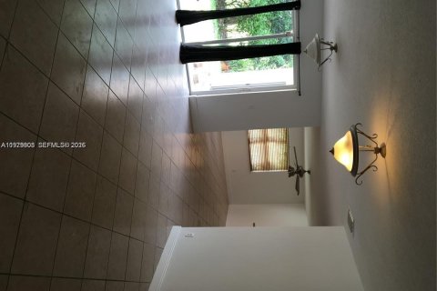 House in Lauderhill, Florida 3 bedrooms, 152.36 sq.m. № 2046452 - photo 12
