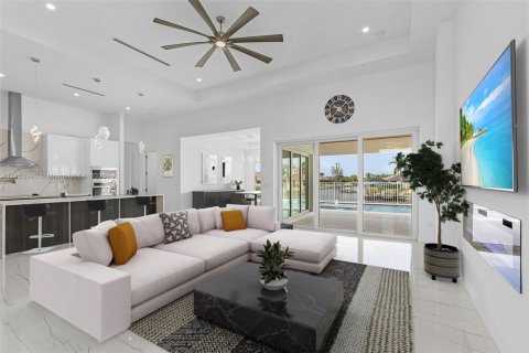 House in Cape Coral, Florida 4 bedrooms № 1500402 - photo 5