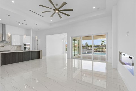 House in Cape Coral, Florida 4 bedrooms № 1500402 - photo 9