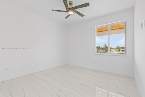 House in Cape Coral, Florida 4 bedrooms № 1500402 - photo 23