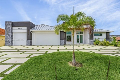 House in Cape Coral, Florida 4 bedrooms № 1500402 - photo 4