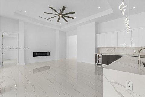 House in Cape Coral, Florida 4 bedrooms № 1500402 - photo 6