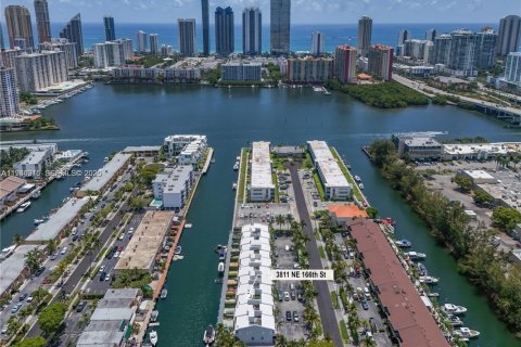 Adosado en North Miami Beach, Florida 3 dormitorios, 151.8 m2 № 2001744