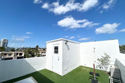 Adosado en venta en North Miami Beach, Florida, 3 dormitorios, 151.8 m2 № 2001744 - foto 25