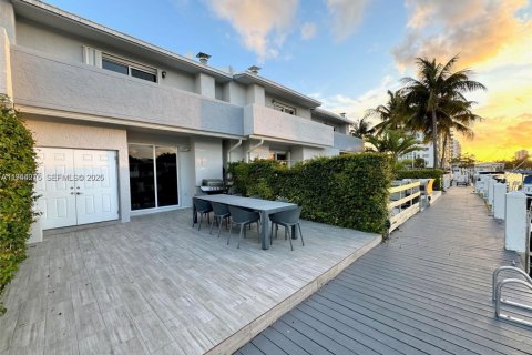 Adosado en venta en North Miami Beach, Florida, 3 dormitorios, 151.8 m2 № 2001744 - foto 11