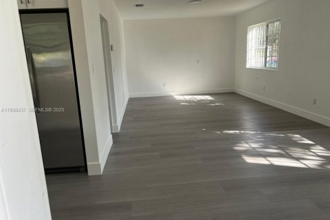 House in North Miami, Florida 3 bedrooms, 132.2 sq.m. № 1994403 - photo 2