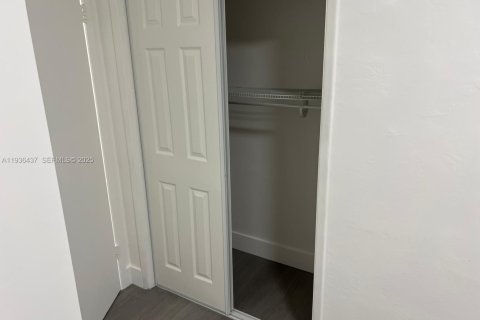 House in North Miami, Florida 3 bedrooms, 132.2 sq.m. № 1994403 - photo 6