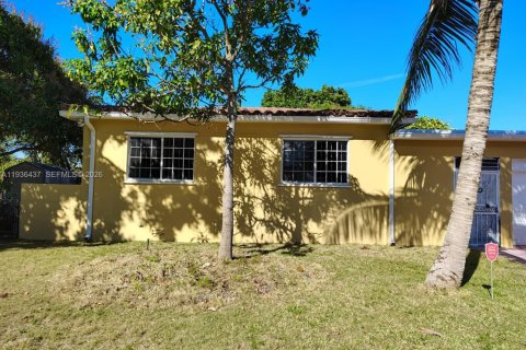 Снять в аренду виллу или дом в Норт-Майами, Флорида 3 спальни, 132.2м2, № 1994403 - фото 16