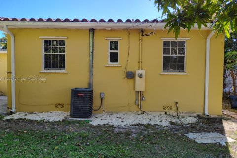 Снять в аренду виллу или дом в Норт-Майами, Флорида 3 спальни, 132.2м2, № 1994403 - фото 14