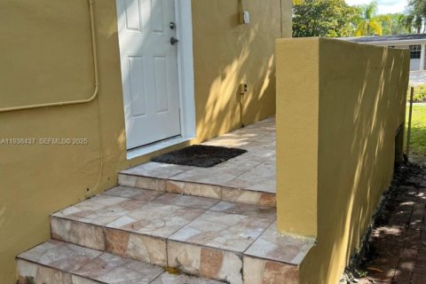 House in North Miami, Florida 3 bedrooms, 132.2 sq.m. № 1994403 - photo 11