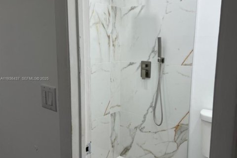 House in North Miami, Florida 3 bedrooms, 132.2 sq.m. № 1994403 - photo 7