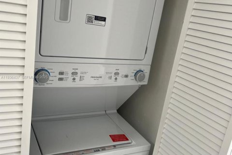 House in North Miami, Florida 3 bedrooms, 132.2 sq.m. № 1994403 - photo 5