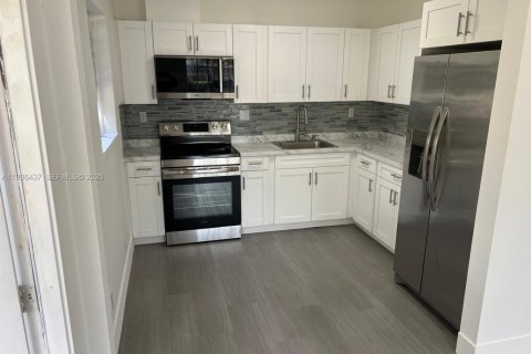 House in North Miami, Florida 3 bedrooms, 132.2 sq.m. № 1994403 - photo 1