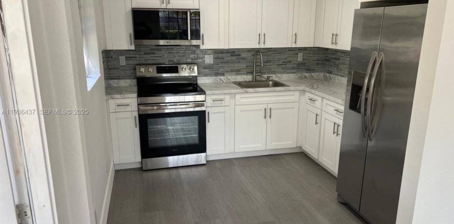 House in North Miami, Florida 3 bedrooms, 132.2 sq.m. № 1994403