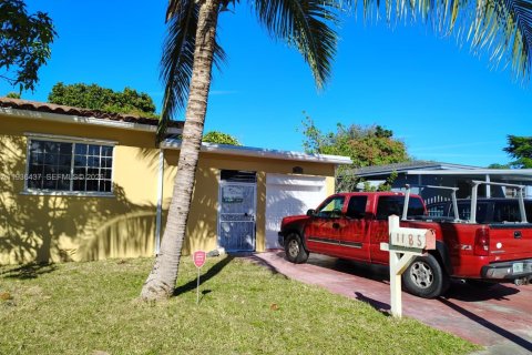 Снять в аренду виллу или дом в Норт-Майами, Флорида 3 спальни, 132.2м2, № 1994403 - фото 15