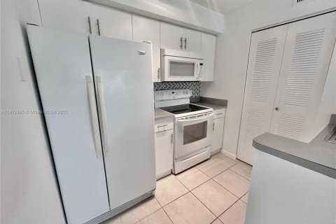 Copropriété à louer à Hollywood, Floride: 1 chambre, 60.39 m2 № 1966863 - photo 2