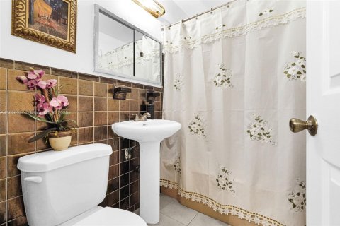 Casa en venta en Miami, Florida, 4 dormitorios, 272.02 m2 № 1892378 - foto 21