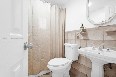 Casa en venta en Miami, Florida, 4 dormitorios, 272.02 m2 № 1892378 - foto 12