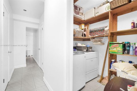 Casa en venta en Miami, Florida, 4 dormitorios, 272.02 m2 № 1892378 - foto 23