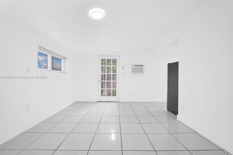 Casa en venta en Miami, Florida, 4 dormitorios, 272.02 m2 № 1892378 - foto 5