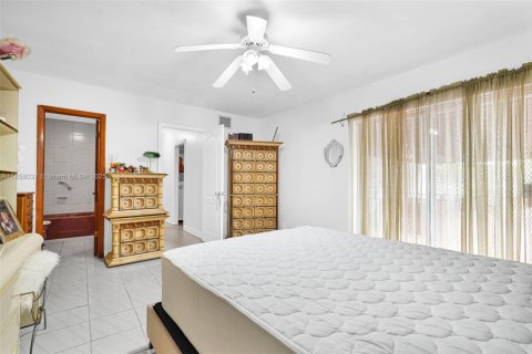 Casa en venta en Miami, Florida, 4 dormitorios, 272.02 m2 № 1892378 - foto 27