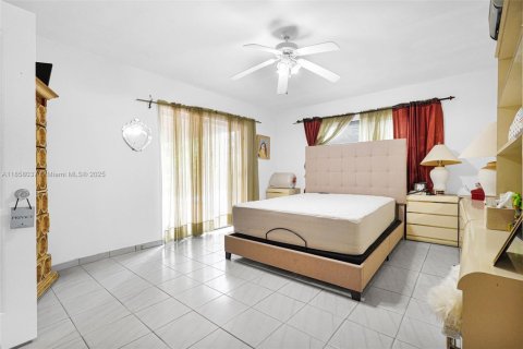 Casa en venta en Miami, Florida, 4 dormitorios, 272.02 m2 № 1892378 - foto 24