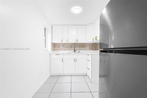 Casa en venta en Miami, Florida, 4 dormitorios, 272.02 m2 № 1892378 - foto 7