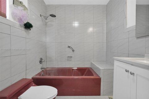 Casa en venta en Miami, Florida, 4 dormitorios, 272.02 m2 № 1892378 - foto 29