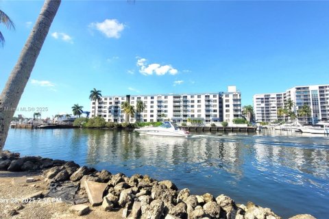 Condominio en venta en Miami, Florida, 2 dormitorios, 82.4 m2 № 1860804 - foto 1