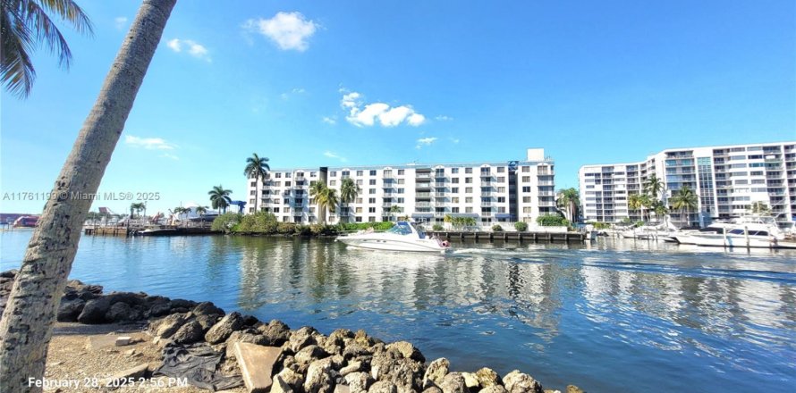 Condominio en Miami, Florida, 2 dormitorios  № 1860804