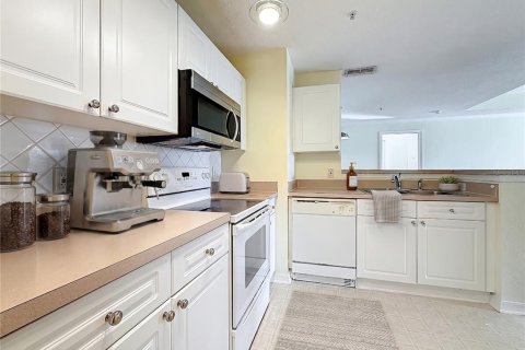 Condo in Tampa, Florida, 2 bedrooms № 2157487 - photo 10