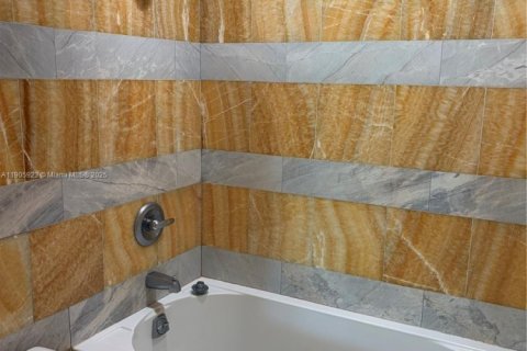 Condo in Sunny Isles Beach, Florida, 2 bedrooms  № 1957036 - photo 12