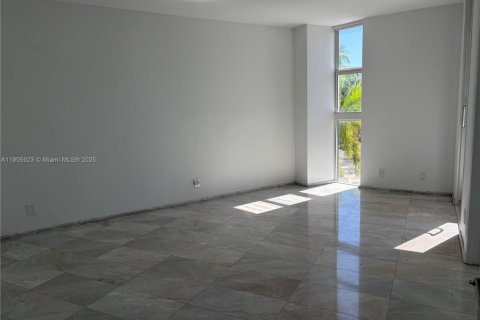 Condo in Sunny Isles Beach, Florida, 2 bedrooms  № 1957036 - photo 14