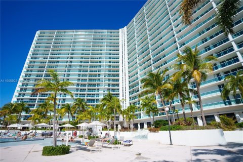 Condo in Sunny Isles Beach, Florida, 2 bedrooms  № 1957036 - photo 21