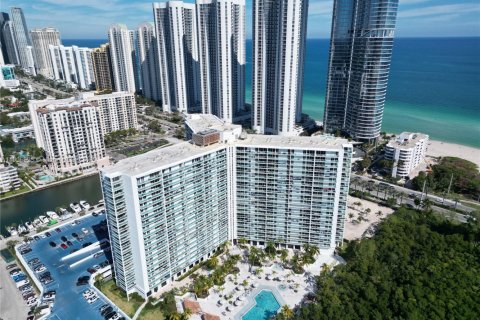 Condo in Sunny Isles Beach, Florida, 2 bedrooms  № 1957036 - photo 17