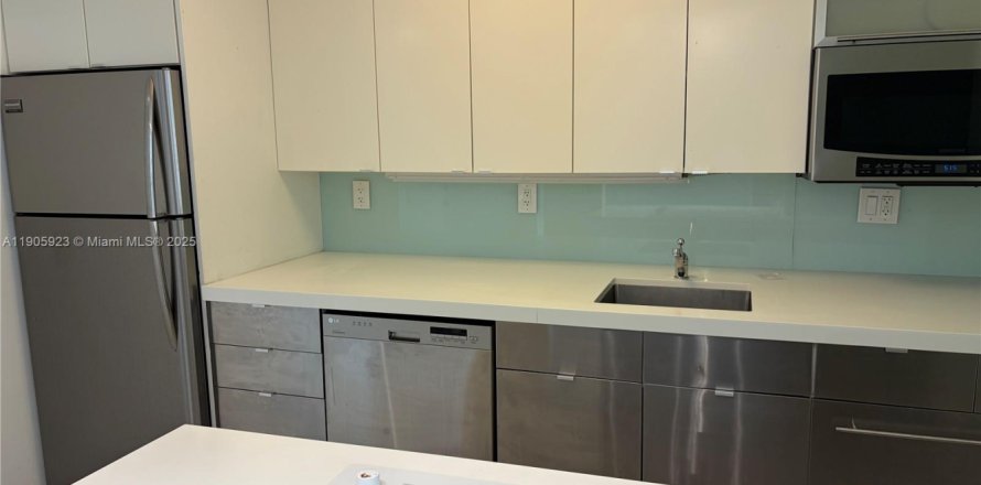 Condo in Sunny Isles Beach, Florida, 2 bedrooms  № 1957036